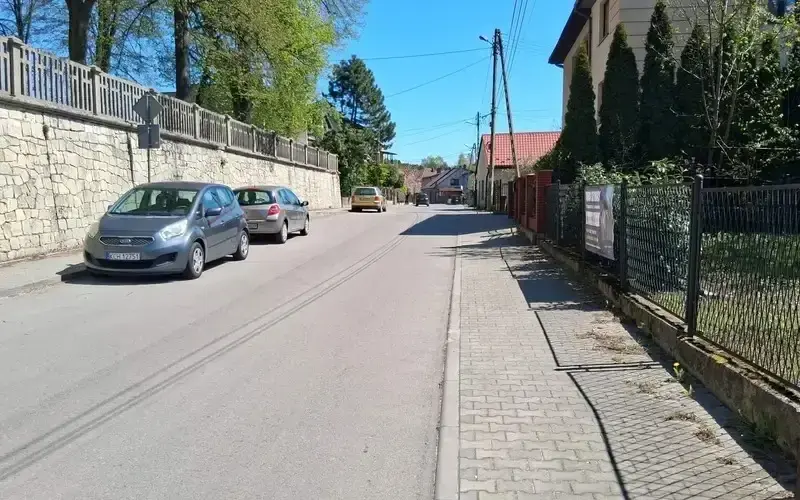 Mieszkancy chca przywrocenia starych zasad parkowania przy ulicy Luzara w Trzebini (1)